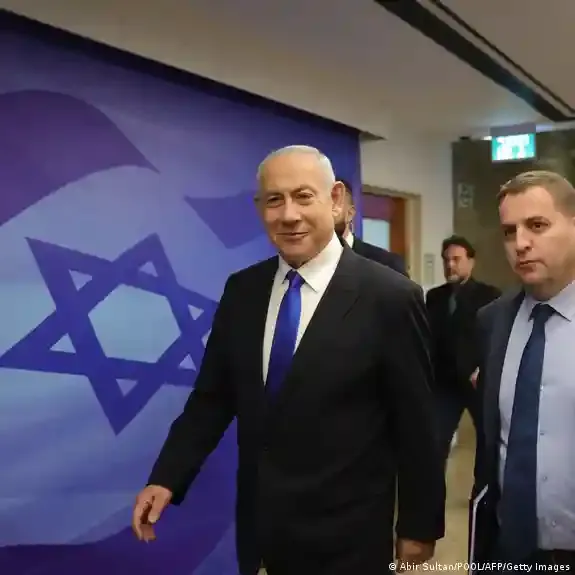 Strafanzeige gegen Bundeskanzler Olaf Scholz, symbolische Darstellung der Justiz und Politik